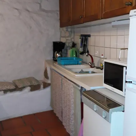 La Source Et La Sorciere Pradelles-Cabardes